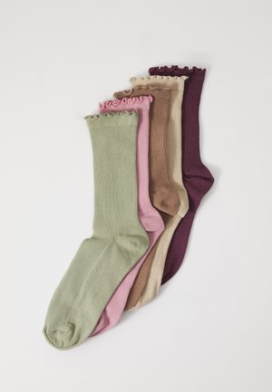 Cinq paires de chaussettes de couleurs variées : vert, rose, beige, marron et violet foncé, avec un design côtes et des bords festonnés.