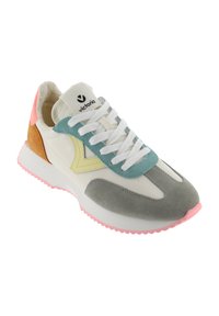 Sneaker med ovandel i vitt läder, grå mockadetaljer, turkosa och orange detaljer, samt en rosa gummisula. Har platta snörningar och logotyp.