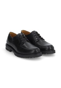 Chaussures en cuir noir avec une finition lisse, bout arrondi, design à lacets, et semelle en caoutchouc texturée avec un profil profond pour une meilleure adhérence.