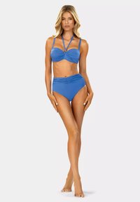 Niebieski dwuczęściowy strój kąpielowy składający się z topu bandeau z twistem, z regulowanymi ramiączkami oraz majtek w wysokim stanie z subtelnymi detalami marszczenia.