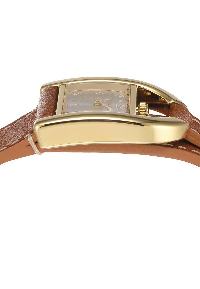 Reloj rectangular en tono dorado con correa de cuero marrón, que presenta una esfera beige y marcadores de hora claros, acentuado por una pequeña corona.