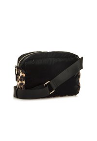 Borsa a tracolla leopardata nera e marrone con chiusura a zip, materiale morbido e imbottito, e tracolla regolabile nera. Dettaglio della cerniera in oro.