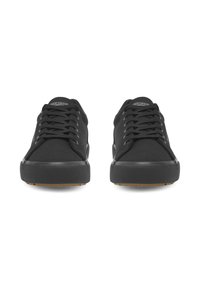 Par de zapatillas negras de corte bajo con cordones negros y suelas de goma, vistas de frente sobre un fondo blanco.