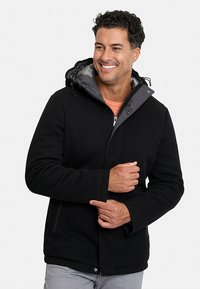 Chaqueta con capucha negra y un interior gris, presenta un cierre de cremallera, bolsillos laterales y costuras visibles, diseñada para brindar calidez y comodidad.