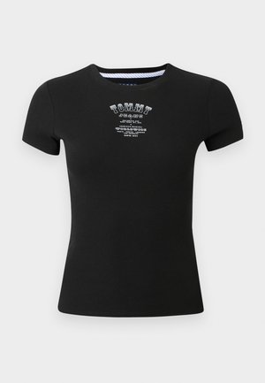 T-shirt noir côtelé à manches courtes, arborant un logo et un texte "TOMMY JEANS" en blanc dans un style usé sur la poitrine.