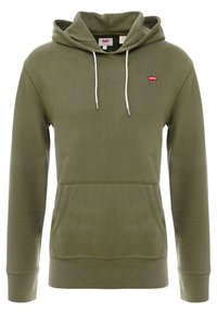 Sweat à capuche vert olive avec une poche avant, une capuche à cordon réglable et un patch logo rouge. Fabriqué en tissu doux et texturé.