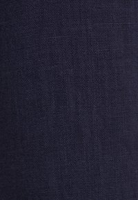 Tissu bleu marine foncé avec un motif tissé texturé. Finition douce, avec une surface légèrement irrégulière typique des fibres naturelles.