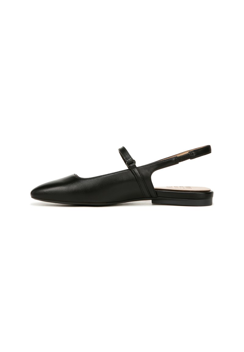 Zwarte leren slingback-schoen met een puntige neus, platte zool en een slanke verstelbare band rond de enkel. Gladde textuur, minimalistisch ontwerp.