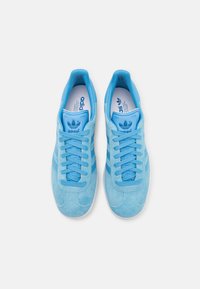 adidas Originals GAZELLE - Trainers - clear blue/light blue/off-white