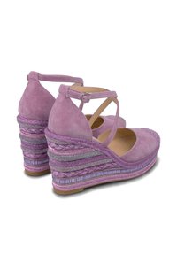 Paarse suède wedge schoenen met een gevlochten jute en metallic gestreepte platform, enkelband en een open teen ontwerp. De zool is van gestructureerd bruin.