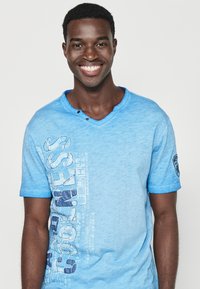 Koroshi SHORT SLEEVE  - Triko s potiskem - azul   blue