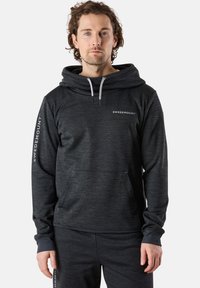 Felpa con cappuccio grigio scuro e un motivo texturizzato. Presenta un grande cappuccio, tasche frontali e il marchio "SWEDEMOUNT" sul petto e sulle maniche.