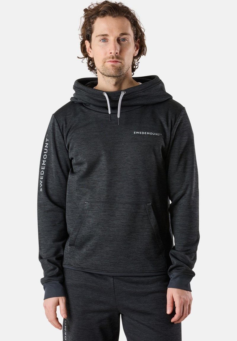 Dunkelgrauer Hoodie mit einem strukturierten Muster. Verfügt über eine große Kapuze, Fronttaschen und "SWEDEMOUNT" Branding auf der Brust und den Ärmeln.