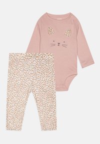 Rosa Langarm-Bodysuit mit Katzen Gesicht Design und Leggings mit Blumenmuster in verschiedenen Pink-, Blau- und Cremetönen.