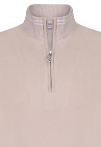Beige zip-up trui met een hoge kraag, geribbeld textuur en twee horizontale witte strepen op de kraag. Voorzien van een zilveren rits.