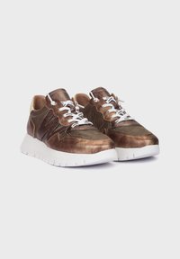 Brązowe sneakersy z teksturowanej skóry i akcentami z zamszu, białe sznurówki, wyściełana biała podeszwa oraz falisty wzór po boku.