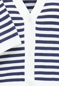 Valge kardigan tumesiniste horisontaalsete triipudega, lühikeste varrukatega ja ees kolm valget nööpi.