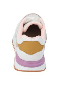 Sneaker bianco con accenti rosa e una toppa posteriore marrone. Presenta una linguetta in rete bianca testurizzata e una suola intermedia viola. Suola in gomma.