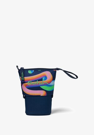Pochette avec une base navy présentant un design abstrait multicolore. Le matériau est un tissu texturé ; elle comprend une fermeture éclair et une sangle de poignet pour la portabilité.