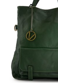 Grüne Leder-Umhängetasche mit glatter Textur, ausgestattet mit einer Fronttasche, kontrastierenden Nähten und einem Metall-Logo-Anhänger.