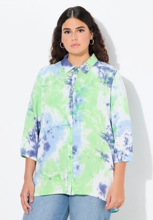 Košile s límečkem a knoflíky s tie-dye vzorem v zelené, modré a bílé barvě. Má tříčtvrteční rukávy a volný střih.