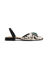 Scarpa flat slingback con design a stampa animale in bianco e nero, con un accento geometrico in verde e grigio sulla parte anteriore.