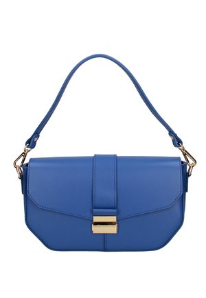 Blaue Leder-Schultertasche mit goldfarbenem Verschluss, einem einzigen gebogenen Riemen und einer strukturierten rechteckigen Form mit Klappenverschluss.