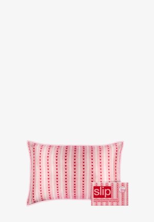 Zijden kussensloop met een roze-wit gestreept patroon en kleine rode hartjes. Inclusief verpakking met "slip" branding in vet rood.