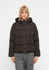 Černá péřová bunda s kapucí, s prošívaným designem, předním zipem a elastickými šňůrkami. Hladká textura a oversized střih.
