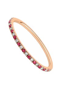 Anillo de bangle en oro rosa que presenta gemas rojas alternadas y diamantes claros en un diseño en línea, con un acabado suave y pulido.