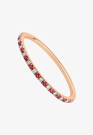 Anillo de bangle en oro rosa que presenta gemas rojas alternadas y diamantes claros en un diseño en línea, con un acabado suave y pulido.