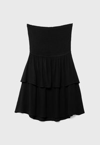 Robe noire sans bretelles dotée d'un corsage smocké et de trois volants superposés, fabriquée en tissu léger et texturé.