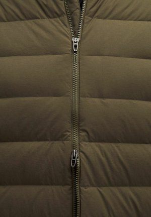 Oliwkowa kamizelka puchowa z pionowymi przeszyciami i dwukierunkowym zamkiem błyskawicznym, z metalowymi elementami i gładkim, matowym wykończeniem.