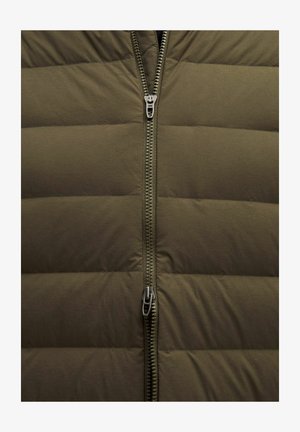 Olive zelena pufferska brezrokavnica z navpičnimi prešitimi odseki in dvosmernim zadrgo, opremljena z kovinskimi dodatki in gladko, mat površino.