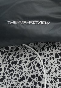 Mustast Therma-Fit ADV kangast, millel on valge logo, kihtidena tekstureeritud halli kangaga, millel on mustade laikudega muster.