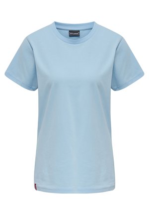 Lichtblauwe katoenen T-shirt met een ronde hals, korte mouwen en een rechte zoom; merkembleem aan de onderste linkerzijde. Soepele textuur.