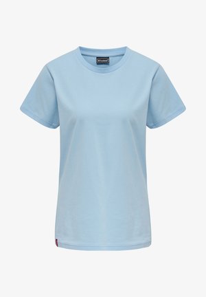 Lichtblauwe katoenen T-shirt met een ronde hals, korte mouwen en een rechte zoom; merkembleem aan de onderste linkerzijde. Soepele textuur.