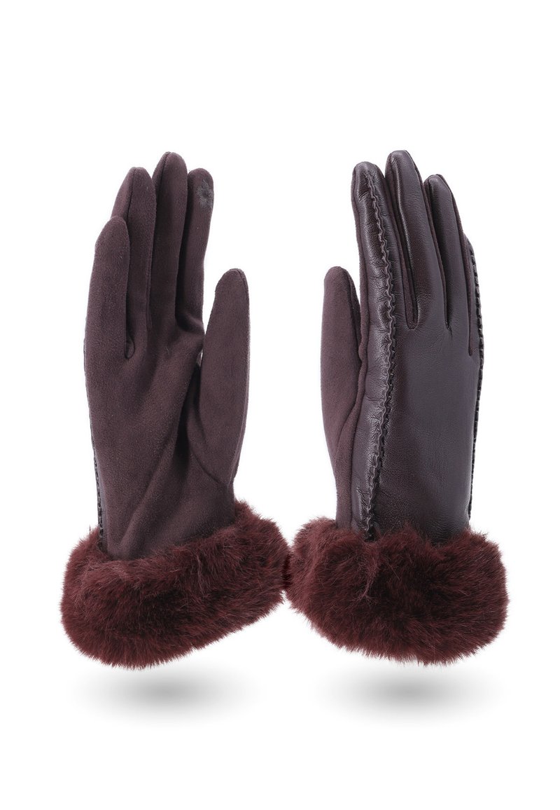 Un paio di guanti invernali marrone scuro con polsini in morbida pelliccia, un lato in suede e l'altro in pelle liscia, esposti in posizione verticale.