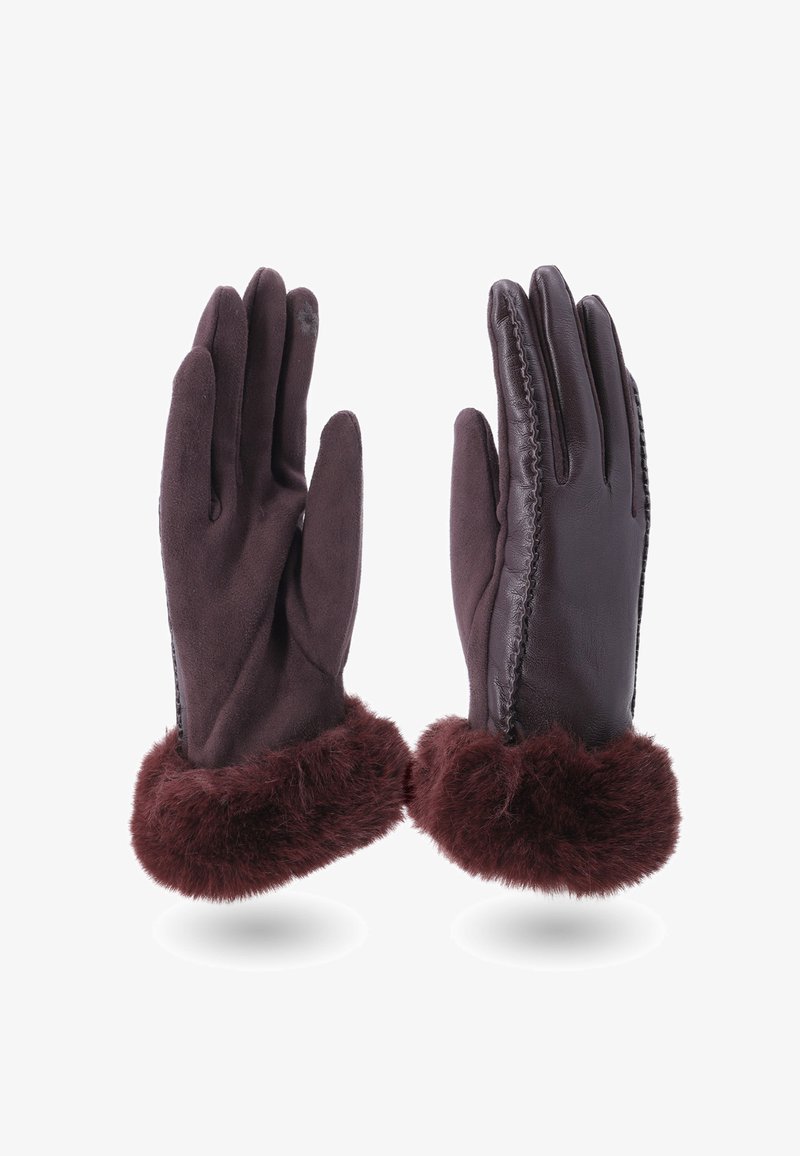 Un paio di guanti invernali marrone scuro con polsini in morbida pelliccia, un lato in suede e l'altro in pelle liscia, esposti in posizione verticale.