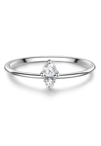 Srebrni prsten s dva okrugla, prozirna dragulja; jedan veći i jedan manji, postavljeni na glatkoj traci s poliranim završetkom.