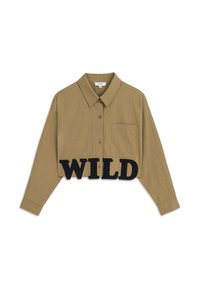 Camisa marrón recortada con cuello, cierre de botones, un bolsillo en el pecho y un destacado texto negro "WILD" en el dobladillo.