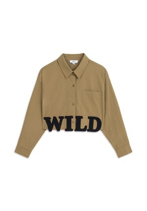 Zkrácená hnědá košile s límcem, zapínáním na knoflíky, jednou kapsou na prsou a výrazným černým nápisem "WILD" na spodním lemu.