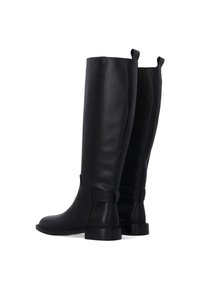 Czarne skórzane buty do kolan o gładkim wykończeniu, płaskiej podeszwie i krótkich uchwytach na górze. Wydają się być trwałe i minimalistyczne w designie.
