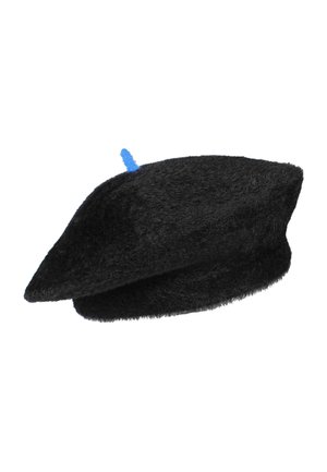 Mustkarva must beret, mille ülemises osas on väike püstine sinine vars, isoleeritud valgel taustal.