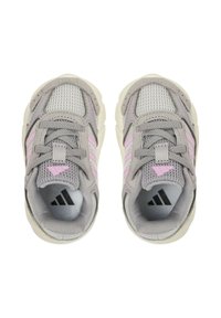 Sneaker grigie in mesh e suede con accenti rosa, dotate di punta rotonda, lacci testurizzati e suola ammortizzata. Design con tre strisce.