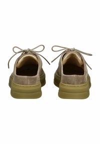 Chaussures en daim beige avec orteils ronds, semelles plates et une robuste semelle extérieure en caoutchouc vert. Présente des lacets assortis et un design simple.