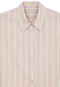 Camicia beige con bottoni e strisce verticali bianche, dotata di un colletto classico, chiusura frontale con bottoni e tessuto morbido e testurizzato.