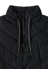 Schwarze Daunenjacke mit hohem Kragen, durchgehendem Reißverschluss und kontrastierenden Kordeln. Texturierte, gestepelte Oberfläche mit diagonalen Mustern.