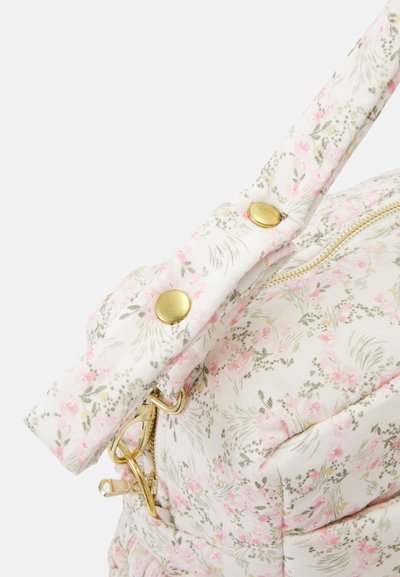 Bloemenpatroon stoffen tas in crème, met rozen- en groene accenten. Gouden hardware omvat een rits en decoratieve knopen op de schouderband.