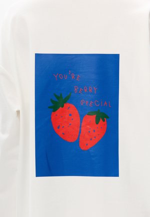 Biała koszula z niebieskim kwadratowym nadrukiem przedstawiającym dwie czerwone truskawki oraz tekstem „JESTEŚ BARDZO WYJĄTKOWY” w czerwonym kolorze. Miękka tekstura materiału.